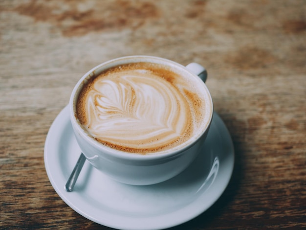 Un gros plan du cappuccino sur la table
