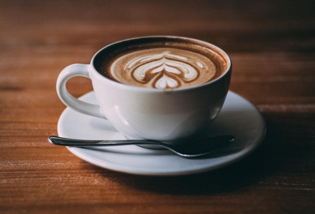 Un gros plan du cappuccino sur la table