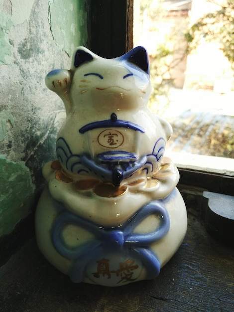 Photo un gros plan du chat en porcelaine