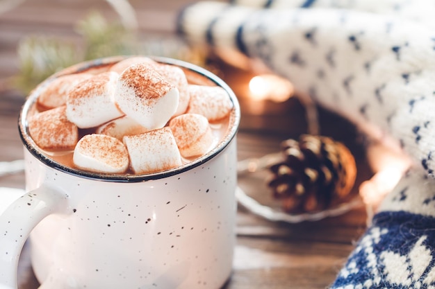 Un gros plan du chocolat chaud sur la table.