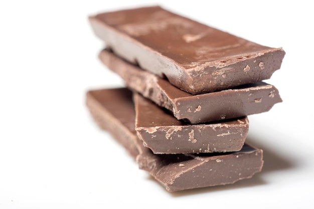 Un gros plan du chocolat sur fond blanc