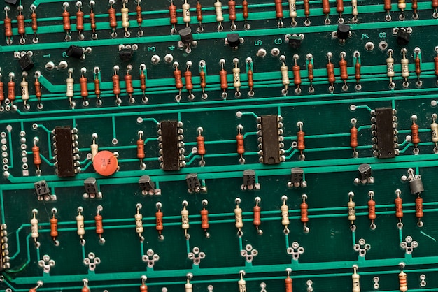 Gros plan du circuit électronique vert.
