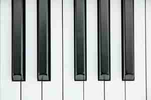 Photo gros plan du clavier de piano centré sur ab avec beaucoup d'espace blanc