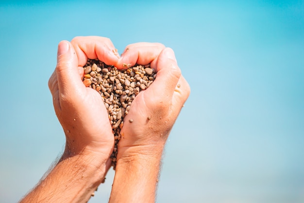 Gros plan du coeur fait par des mains mâles