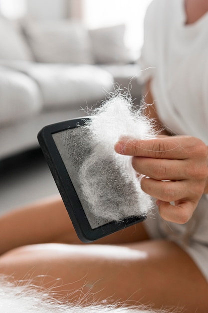 Photo gros plan du concept de brosse à poils d'animaux