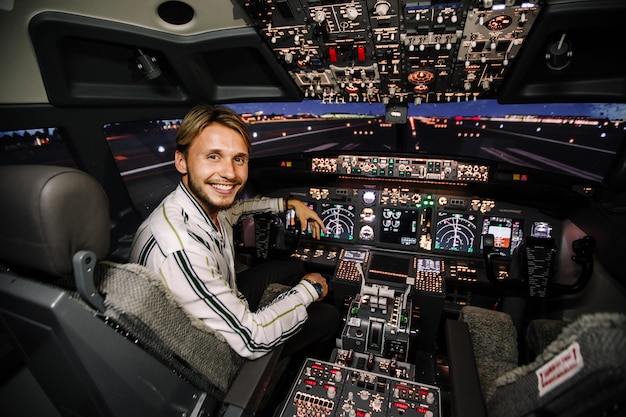 Gros plan du contrôleur de moteur. Cockpit Boeing moderne