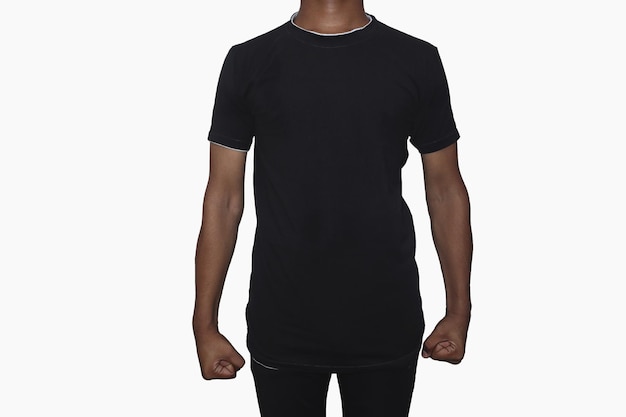 Gros plan du corps du jeune homme en t-shirt noir vide sur fond blanc Maquette