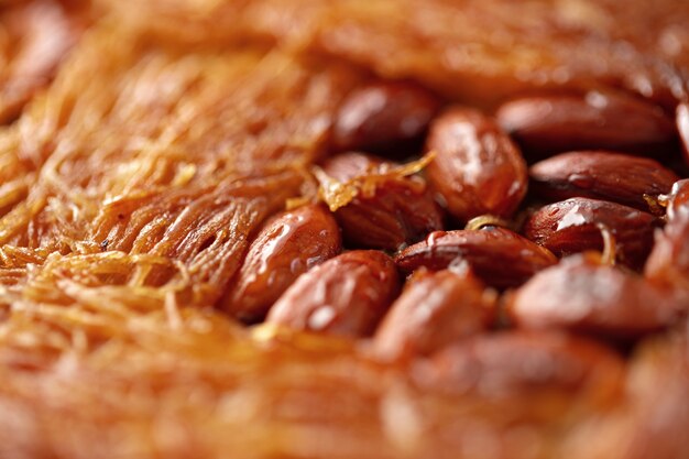 Gros plan du dessert turc au baklava avec du miel et des noix