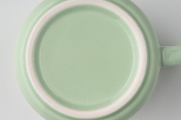 Un gros plan du dessous d'une tasse de thé vert pastel