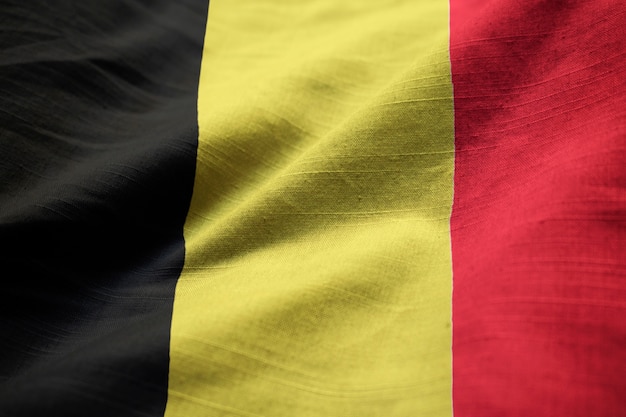 Gros plan du drapeau de la Belgique ébouriffé, drapeau de la Belgique soufflant dans le vent