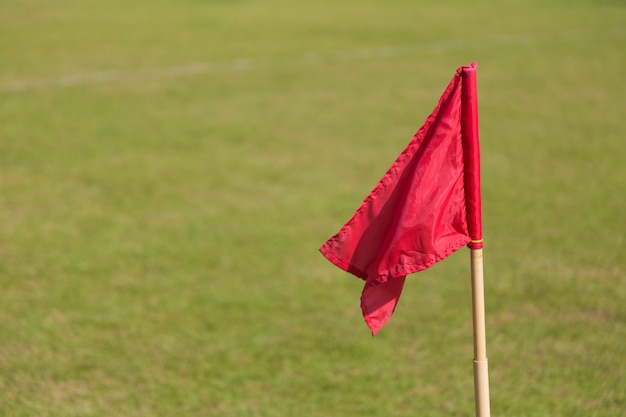 gros plan du drapeau de coin de football rouge