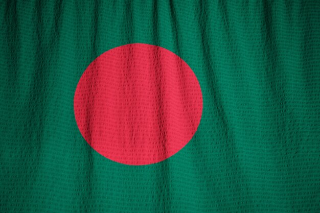 Gros plan du drapeau du Bangladesh ébouriffé, drapeau du Bangladesh soufflant dans le vent