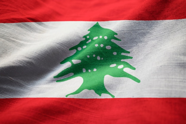 Gros plan du drapeau du Liban ébouriffé, drapeau du Liban soufflant dans le vent