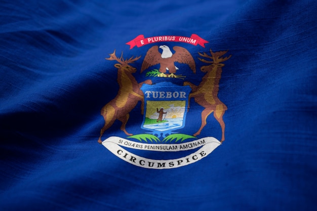 Photo gros plan du drapeau du michigan ébouriffé, drapeau du michigan soufflant dans le vent