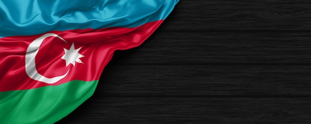 Gros plan du drapeau des États-Unis d'Azerbaïdjan sur le rendu 3d de fond en bois noir