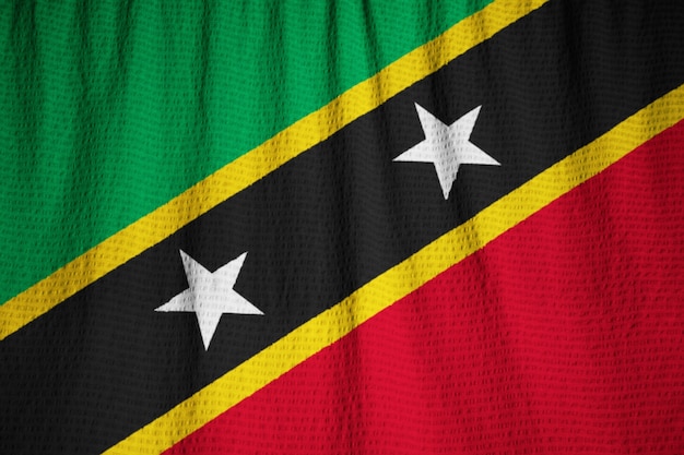 Gros plan du drapeau de Saint-Kitts-et-Nevis ébouriffé, drapeau de Saint-Kitts-et-Nevis soufflant dans le vent