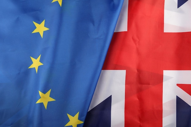Gros plan du drapeau de l'UE et du Royaume-Uni