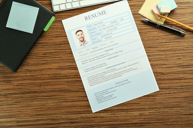 Photo gros plan du fichier cv sur table en bois