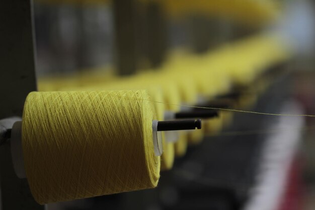 Photo le gros plan du fil et la production de tissu dans le processus