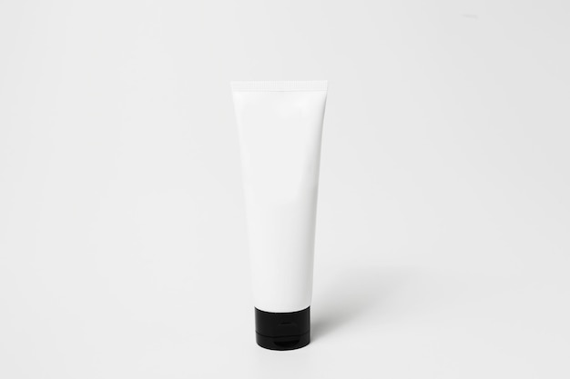 Gros plan du flacon tube cosmétique de noir et blanc isolé sur fond blanc