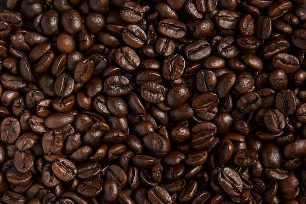 Gros plan du fond de grains de café, vu d'en haut.