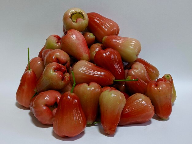 Photo gros plan du fruit de goyave d'eau rouge sur fond isolé