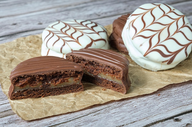 Gros plan du gâteau au miel brésilien coupé en deux dans l'arrière-plan gâteau au miel brésilien avec glaçage au chocolat blanc