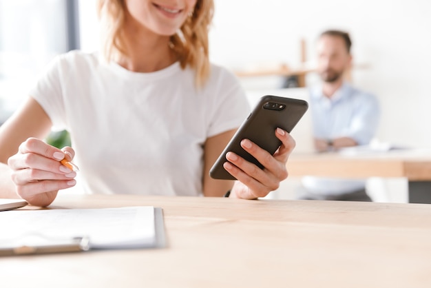 Gros plan du gestionnaire de femme souriante