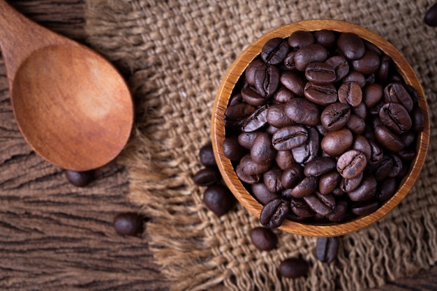 Gros plan du grain de café sur la table en bois.