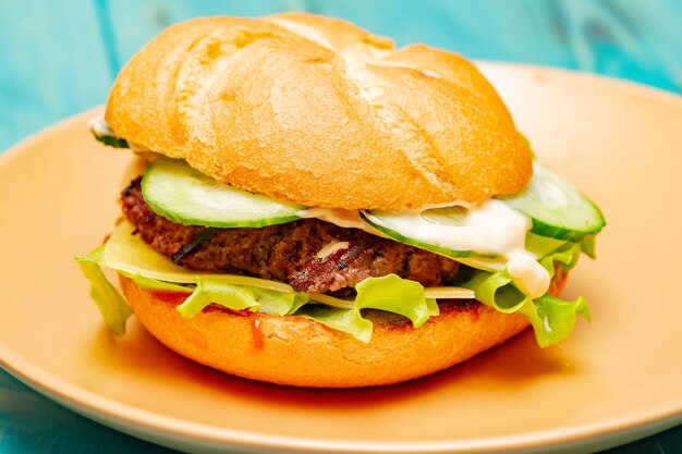 Gros plan du hamburger fait maison. Burger sur une assiette beige. food.burger, hamburger, boeuf,