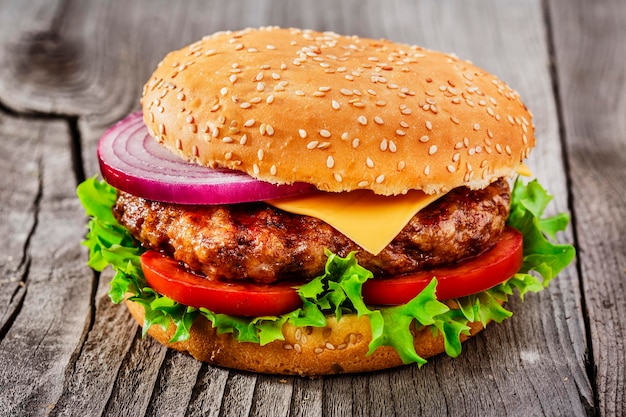 Un gros plan du hamburger