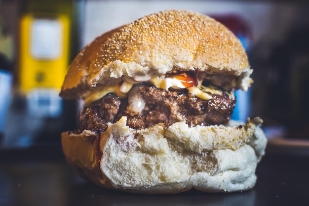 Un gros plan du hamburger