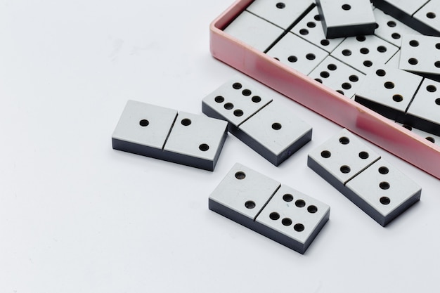 Gros plan du jeu de dominos