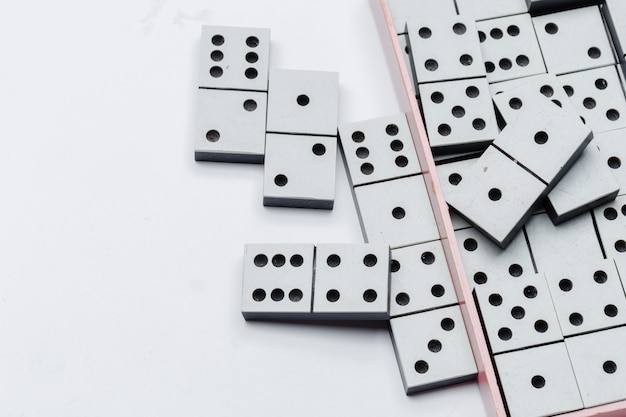 Gros plan du jeu de dominos
