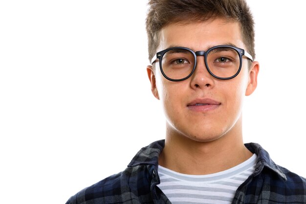 Gros plan du jeune bel homme portant des lunettes