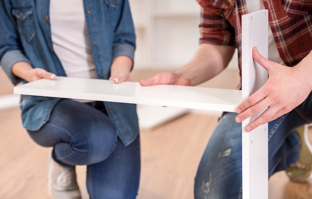 Photo gros plan du jeune couple emménage dans leur nouvelle maison.