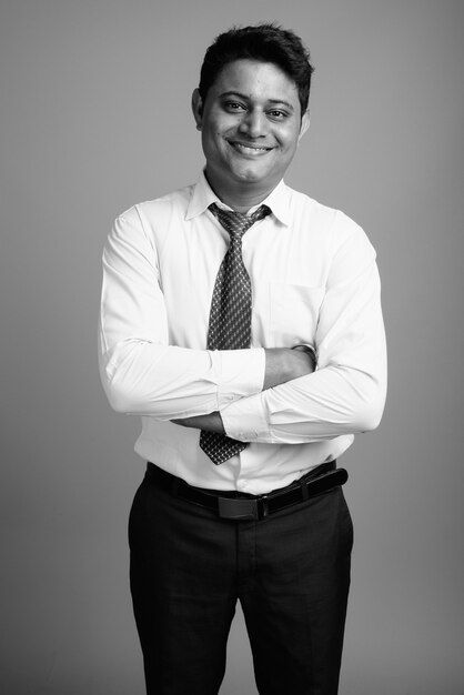 Gros plan du jeune homme d'affaires indien portant chemise blanche et cravate
