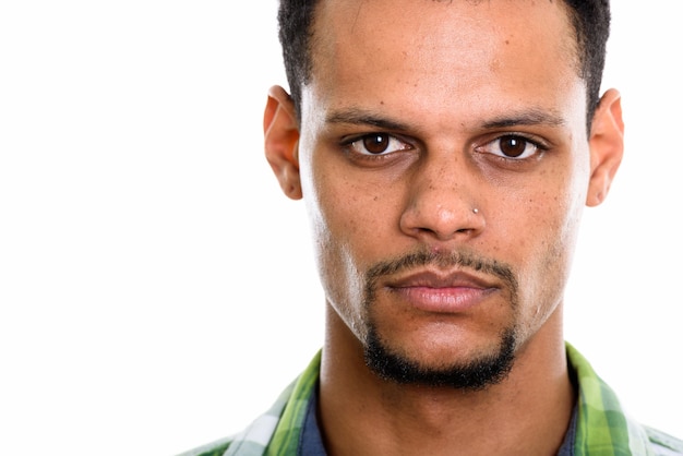 Photo gros plan du jeune homme africain isolé sur blanc