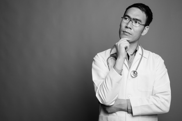 Gros plan du jeune homme asiatique médecin portant des lunettes