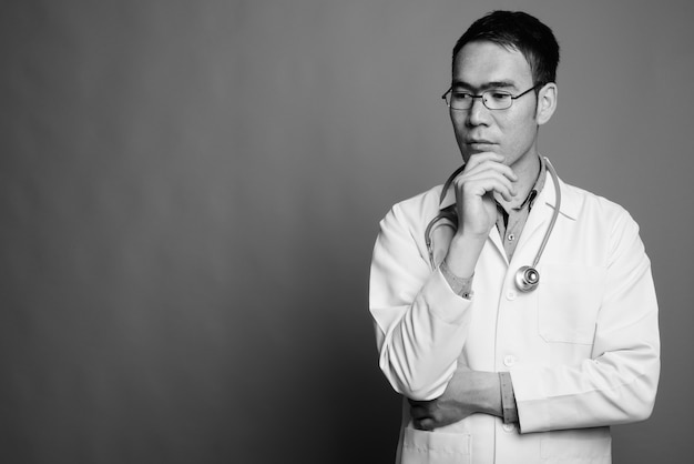 Gros plan du jeune homme asiatique médecin portant des lunettes