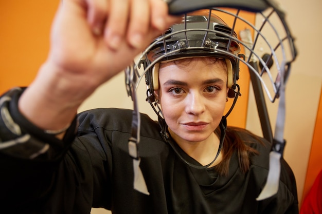 Gros plan du joueur de hockey féminin ouverture face guard