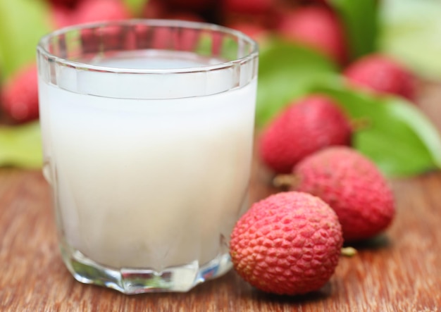 Gros plan du jus de litchi frais avec des fruits