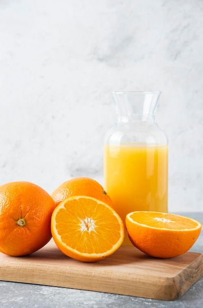 Un gros plan du jus d'orange sur la table