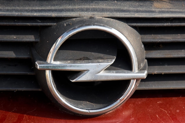 Gros plan du logo de la voiture Opel sur une roue motrice