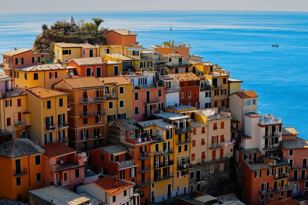 Gros plan du magnifique village de Vernazza sur la côte des Cinque Terre par la mer Ligure Italie