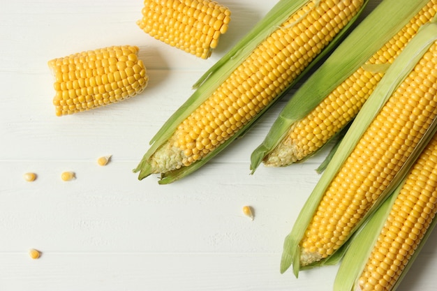 Gros plan du maïs frais sur la table libre