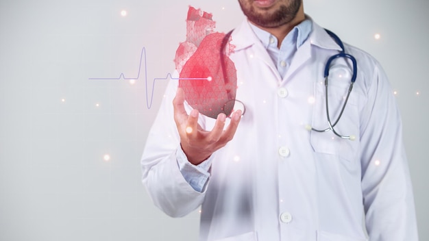 Gros plan du médecin de sexe masculin tenant le coeur sur fond blanc avec vignette