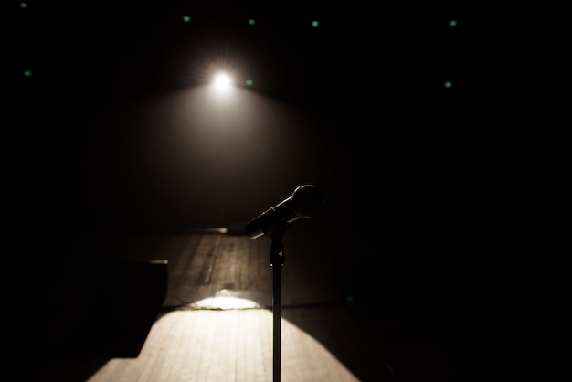 Gros plan du microphone sur scène