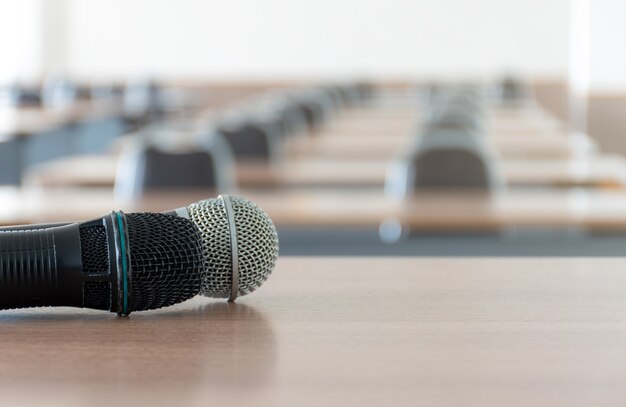 Gros plan du microphone sur la table du haut-parleur dans la salle de séminaire