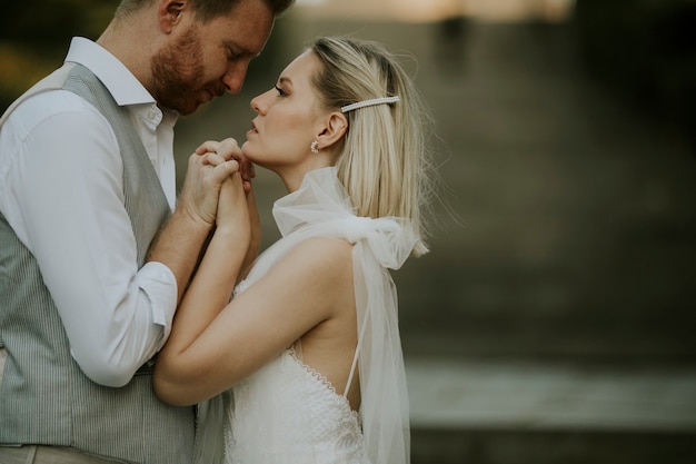 Gros plan du mignon jeune couple de jeunes mariés